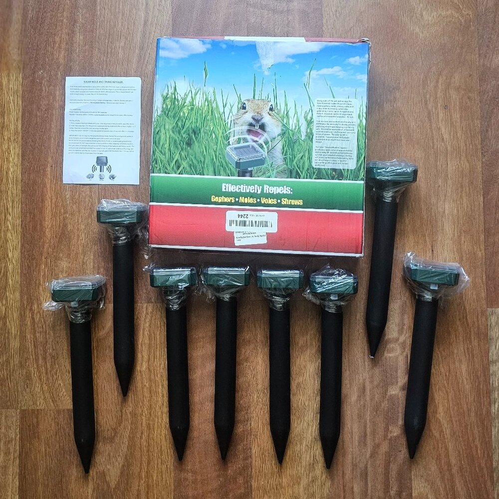 8 Solar-powered ultrasonic pest repeller spikes